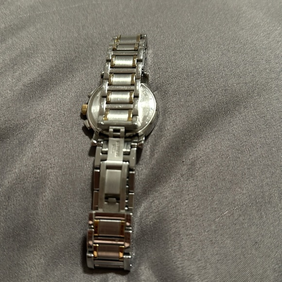 Bulova silver/ gold watch - Picture 2 of 6